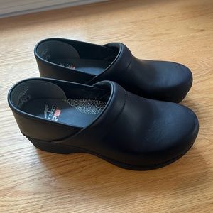 Dansko Clogs / Black Leather / 39